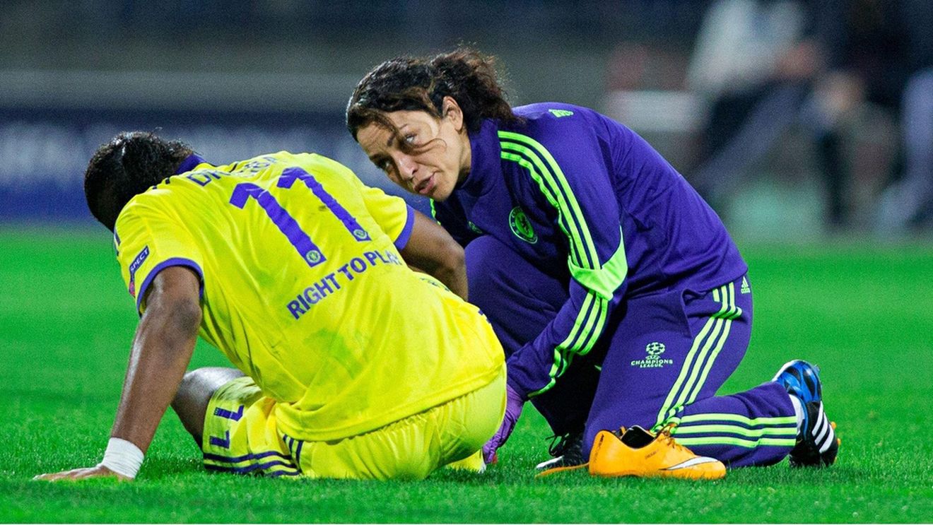 Englezii râd de Mourinho, după ce a zis că Eva nu se pricepe la fotbal. VIDEO GENIAL | Cum bate frumoasa brunetă loviturile libere