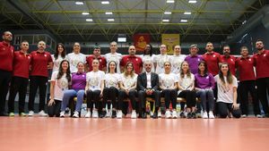 Galatasaray s-a "încărcat" înaintea semifinalei cu Alba Blaj din Liga Campionilor cu un meci memorabil făcut de Hagi și Popescu, în urmă cu 18 ani! "Dacă ajunge în finală, e candidată nr. 1 la trofeu"