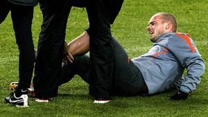 VESTE DE ULTIMĂ‚ ORĂ‚: Van Gaal i-a găsit înlocuitor lui Sneijder!** El e noua "ținta" pentru Bourceanu și Pintilii: cine va ține "mijlocul" Olandei