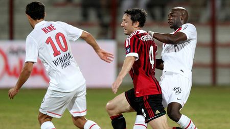 VIDEO INCREDIBIL** Asta e "perversa" din fotbal! Van Bommel, făcut KO în careu! Cum a scăpat Lazio de un penalty și o eliminare: