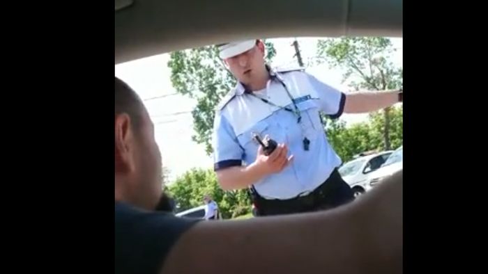 Video controversat, în momentul desfășurării mitting-ului PSD, la Târgoviște: "Merg la meci, la Chindia / Nu aveți tichet și nu știți nici parola". Dialogul dintre un fan și un polițist
