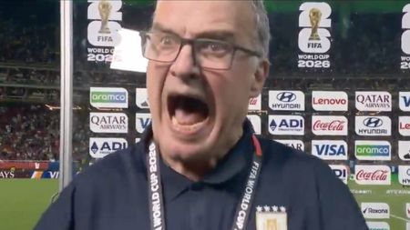 CM 2026 Marcelo Bielsa, criză de nervi în direct la TV! A urlat la reporter după eliminarea Uruguayului de la Cupa Mondială, plin de frustrare: „Hai odată!”