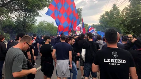 Suporterii Stelei au invadat Afumațiul înaintea meciului de baraj pentru promovarea în Liga 2. Autocarul cu jucătorii lui Daniel Oprița a ajuns la stadion escortat | FOTO și VIDEO