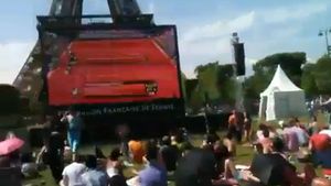 VIDEO | Așa ceva nu își imagina nici în cele mai frumoase vise. Cum a fost susținută Simona Halep în centrul Parisului