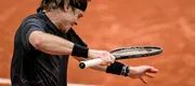 Scene şocante la Roland Garros! Numărul 6 ATP şi-a pierdut cumpătul şi s-a lovit repetat cu racheta, a început să țipe, iar fanii s-au dezlănțuit împotriva lui! VIDEO