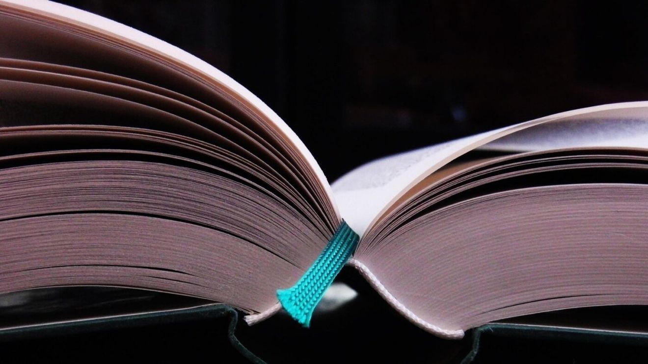 ADVERTORIAL. Ai terminat liceul? Transformă cărțile de bacalaureat în bani pentru facultate, cu ajutorul unui anticariat care cumpără cărți