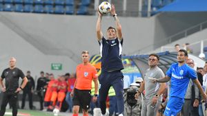 Mirel Rădoi, îngrijorat de starea fizică a echipei: „Dacă şi noi, cei din staff, suntem obosiţi, jucătorii, saracii...”. Impresiile lui Steven Nsimba după ce a ajuns la Craiova