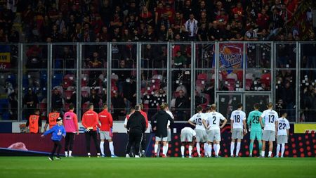 Florin Niță și colegii de la Sparta Praga, dezbrăcați de suporteri. Galeria cehilor nu a mai suportat umilințele din campionat