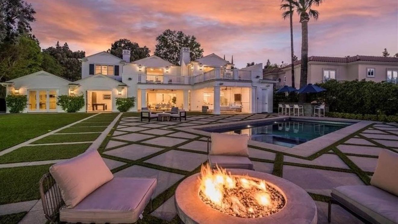 Apucături de bogătaşi. Un cuplu cu bani a cumpărat o vilă cu 6,8 milioane de euro de la femeia căreia i-o vânduseră cu 5,4 milioane de euro