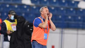 Mircea Rednic iese la atac și se teme de jocuri de culise în acest campionat, după ce mai multe meciuri au fost amânate. „Așteptăm să moară un jucător? Este bătaie de joc”