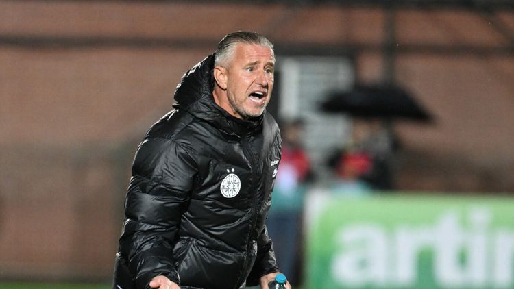 Reghecampf la FCSB, cu biciul și zăhărelul: pentru 107 grame în plus, i-a oprit salariul pe două luni și jumătate! „Ți-e rușine”. EXCLUSIV