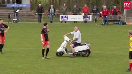 Scene fără precedent în istoria fotbalului: a intrat cu scuterul pe gazon la un meci, dintr-un motiv de necrezut! Ce legătură are calul bărbatului cu incidentul