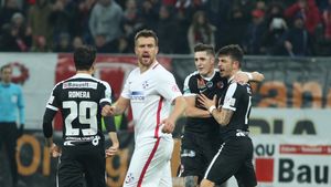 FOTO | De pe locul 6 în Liga 1, Dinamo râde de eliminarea Stelei din Europa League: "Apus de soare, grătar la Snagov"
