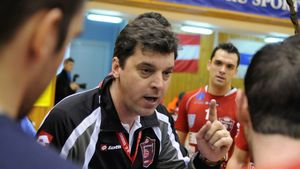 Filosofia lui Vlad Caba, antrenorul român care joacă aproape meci de meci cu portar "înaintaș" la handbal: "Nu-mi place să văd cum trece jocul și să știi cum e finalul"