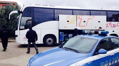 5 răniți, după ce autocarul fostei echipe a lui Dan Petrescu a fost atacat de 200 de huligani. "A fost ca o ambuscadă"