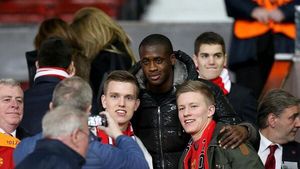 "Cetățeanul" Yaya Toure a făcut poze cu fanii lui United la meciul cu Olympiakos