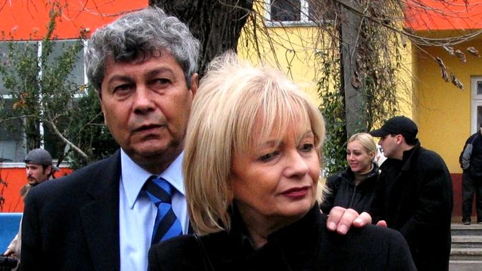 Doamna Neli Lucescu a fost mereu o prezență discretă. Acum, s-a aflat cum este, de fapt, soția lui Mircea Lucescu: „Ea face asta când sunt pe videocall cu tata”