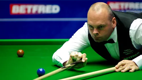 După ce l-a eliminat pe Ronnie O'Sullivan, Stuart Bingham îl conduce și pe Judd Trump în semifinalele Mondialului de snooker. Murphy are meci ușor cu Hawkins