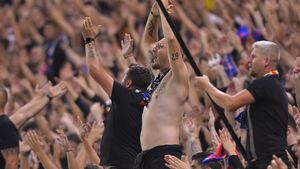 Fanii FCSB au decis: vor ca patronul să mute echipa pe noul stadion din Ghencea și să nu o ducă pe arena Arcul de Triumf! „Avem un conflict cu Gigi Becali, dar ăsta e interesul nostru” | VIDEO EXCLUSIV ProSport Live
