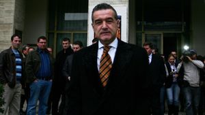 Gigi Becali va avea 4 costume la nunta lui Cristi Borcea!** De ce i-a "terorizat" patronul Stelei pe designeri