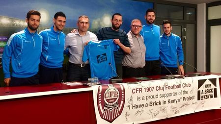 FOTO | "Fotbalul este mai mult decât un sport". CFR Cluj s-a implicat într-un proiect umanitar. Primii fotbaliști care vor finanța un copil din Kenya timp de un an