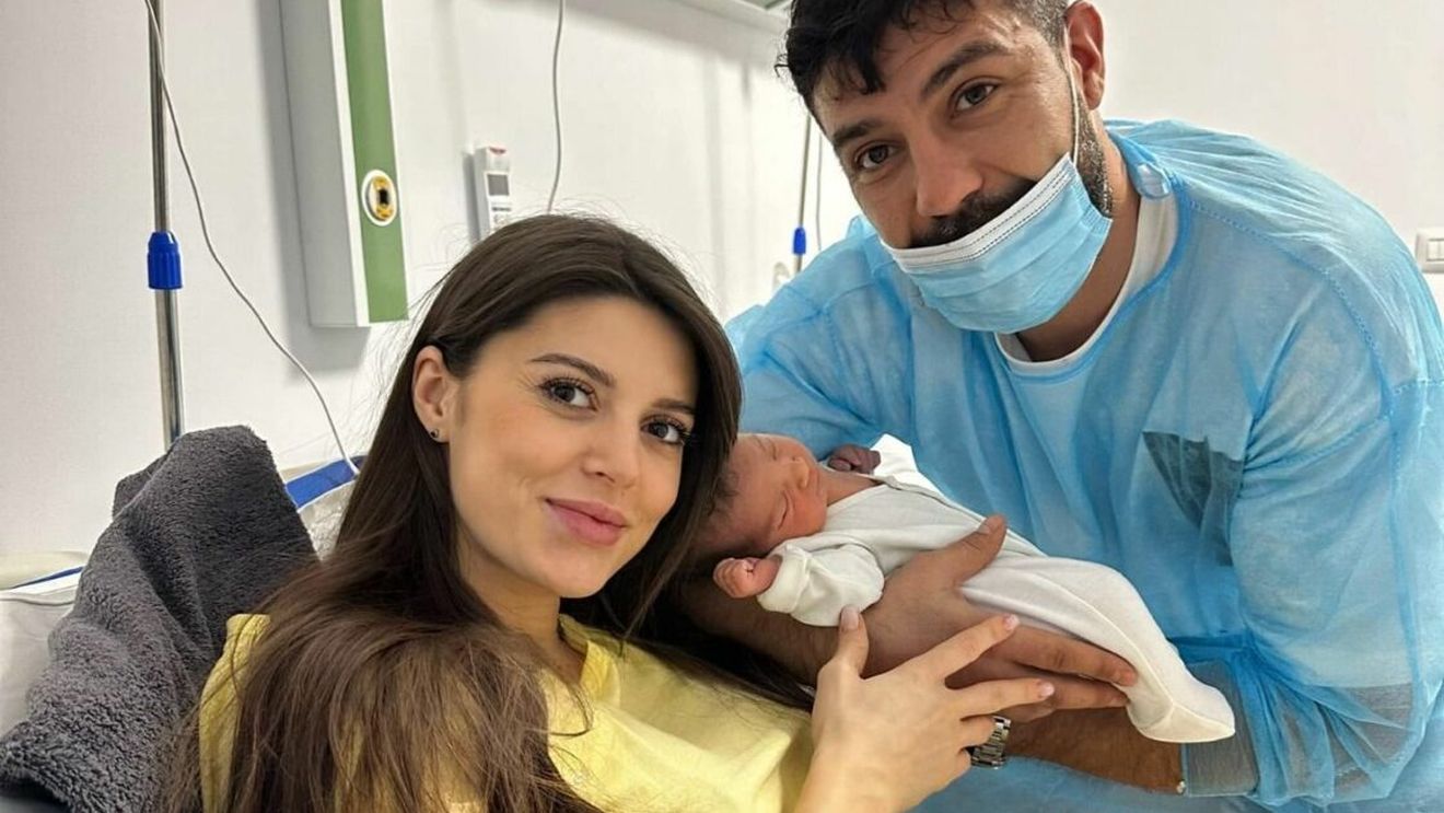 Fostul internațional român a devenit din nou tată la 40 de ani. E căsătorit cu o cunoscută cântăreață de muzică populară