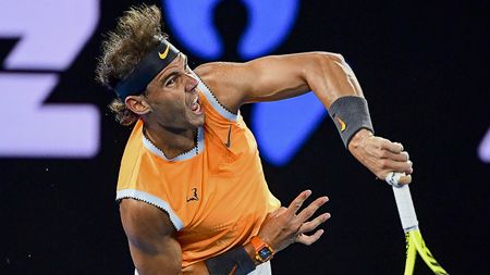 Rafa Nadal a zdrobit rezistența grecului Tsitsipas. Pus în gardă de super-evoluțiile lui Stefanos, spaniolul a spus 'pas' emoțiilor, cu doar 6 game-uri cedate. Urmează a 5-a finală în ultimele 10 participări la Australian Open pentru iberic