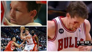 VIDEO Taurul puternic. Mike Dunleavy a fost cel mai bun jucător al lui Bulls în victoria cu Rockets, deși a fost lovit puternic în față