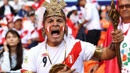 O altă mentalitate! Peruvienii au lăsat totul în urmă pentru a merge la Cupa Mondială. Și-au vândut mașinile, au renunțat la locurile de muncă, iar cel mai fanatic s-a îngrășat 24 de kg pentru a intra în zona persoanelor obeze: "Mâncăm biscuiți, dormim pe jos și mergem cu trenul pentru că e gratis"