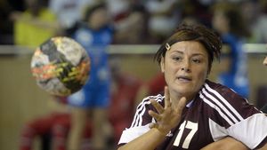 Cea mai însemnată deplasare a suporterilor din handbalul feminin! Peste 150 de fani ai Rapidului și-au anunțat prezența la derby-ul cu Dinamo. Suporterii și-au însoțit echipa la Sala "Dinamo" și la antrenamentul oficial