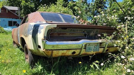 Cum arată o maşină care e spălată prima dată după 34 de ani în care a fost uitată într-o fermă