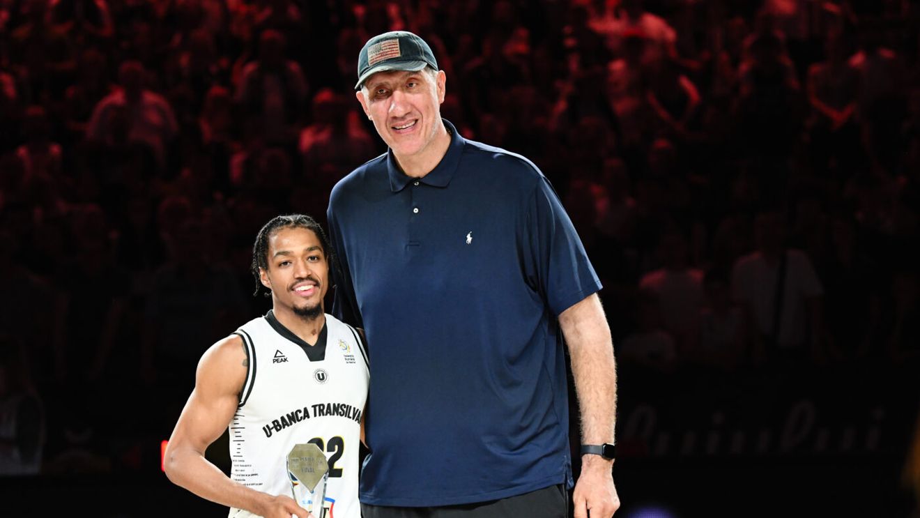 Cum arată Ghiță Mureșan, gigantul de 2,31 metri care a jucat în NBA, la 53 de ani. Ministerul Afacerilor Externe a postat o imagine cu el