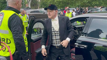 Gigi Becali a răbufnit din cauza invitațiilor tipărite pentru meciul FCSB - CFR Cluj și anunță că va face prăpăd pentru partidele din Europa! Cu ce sumă s-a „țepuit” miliardarul și câți bani vrea să facă la fiecare meci din preliminarii: „Bă, voi nu mai știți ce înseamnă banii?” VIDEO