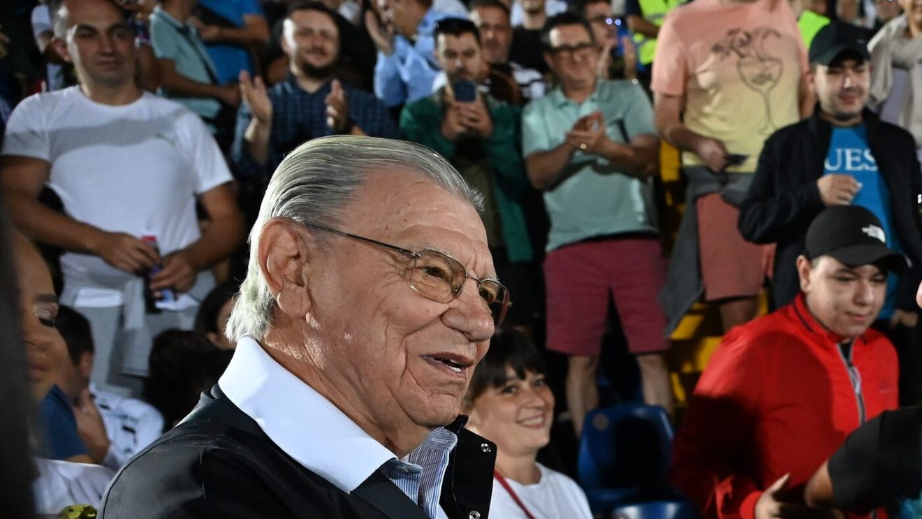 Imagini emoționante cu Emeric Ienei! Legendarul antrenor stelist, în vârstă de 86 de ani, a venit în baston la stadion pentru a urmări pe viu meciul FC Bihor Oradea - FCSB, din Cupa României | FOTO&VIDEO