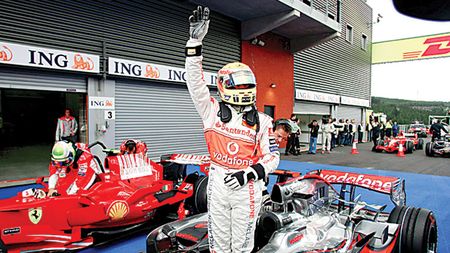 Hamilton pleacă din pole