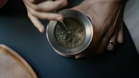 Un medic expert în flora intestinală a dezvăluit băutura care arde grăsimea dacă o consumi zilnic