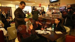 FOTO** Jucătorii lui Poli au împărțit flori în mall