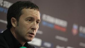 MM îi explică lui Marcel Popescu cum stă treaba:** "Dacă nu accepți oferta la timp, fuge puiul cu ața"