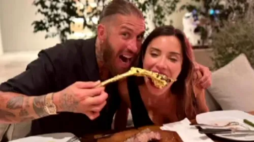 Răspunsul dur al fanilor după ce Sergio Ramos și Pilar Rubio au mâncat o friptură învelită în aur de 24 de carate: „Jumătate de țară lucrează 50 de ore pe săptămână să atingă acea sumă”