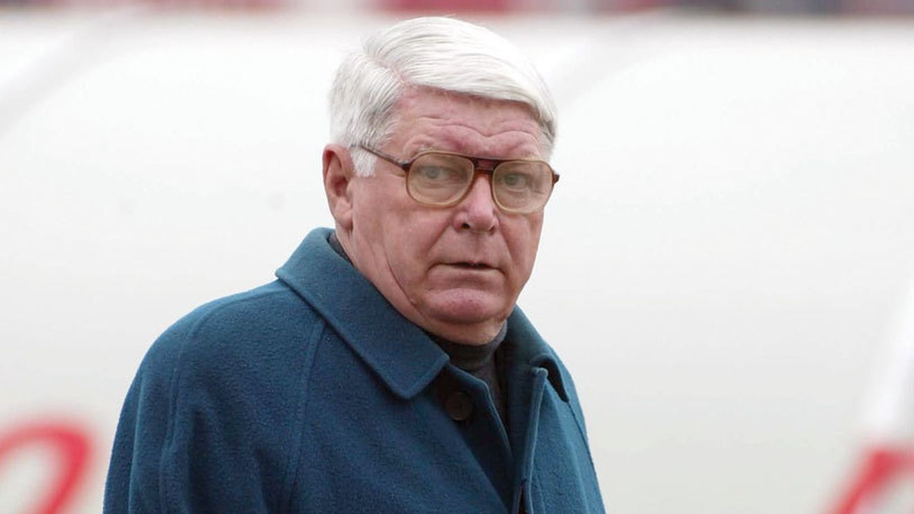 Marele arbitru Nicolae Rainea și mărcile germane din programele de meci de la partidele Petrolului Moinești. „Când mai vin pe aici să le faceți tot așa"