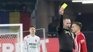 Marius Ștefănescu, replică dură pentru cei de la Rapid! Șefii echipei din Giulești l-au acuzat că a luat galben intenționat pentru a nu juca partida cu FCSB! Se teme că se va mai putea transfera. „Acest băiat ce face, trântește meciuri?”