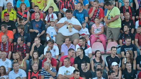 INCREDIBIL! Oficialii și jucătorii Stelei, agresați fizic de suporterii lui Spartak Trnava!** Nikolic a sărit să-i bată