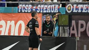 Fază controversată! Kovacs a dat lovitură de la 11 metri pentru FCSB după ce a fost chemat de VAR, spre furia oltenilor