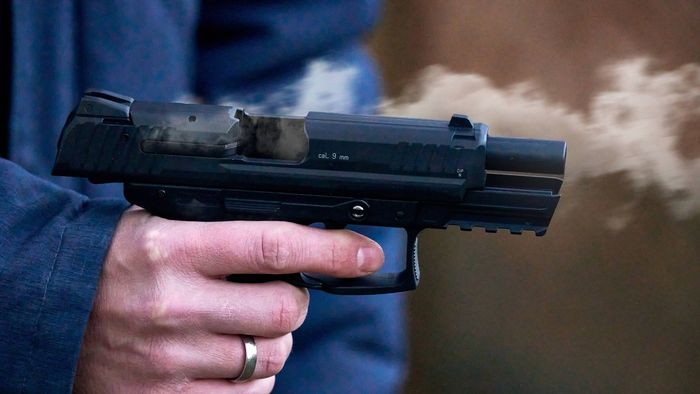 „Avea bani cu nemiluita”. Șeful echipei de fotbal din România a intrat cu pistolul, în vestiar, peste jucători și a tras trei gloanțe: „Vă omor pe toți!”