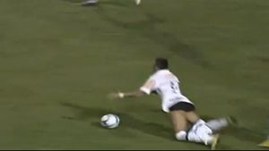 VIDEO** Ce se întâmplă când driblezi prea mult? Puștiul-minune al lui Santos, lăsat în chiloți de un adversar :)