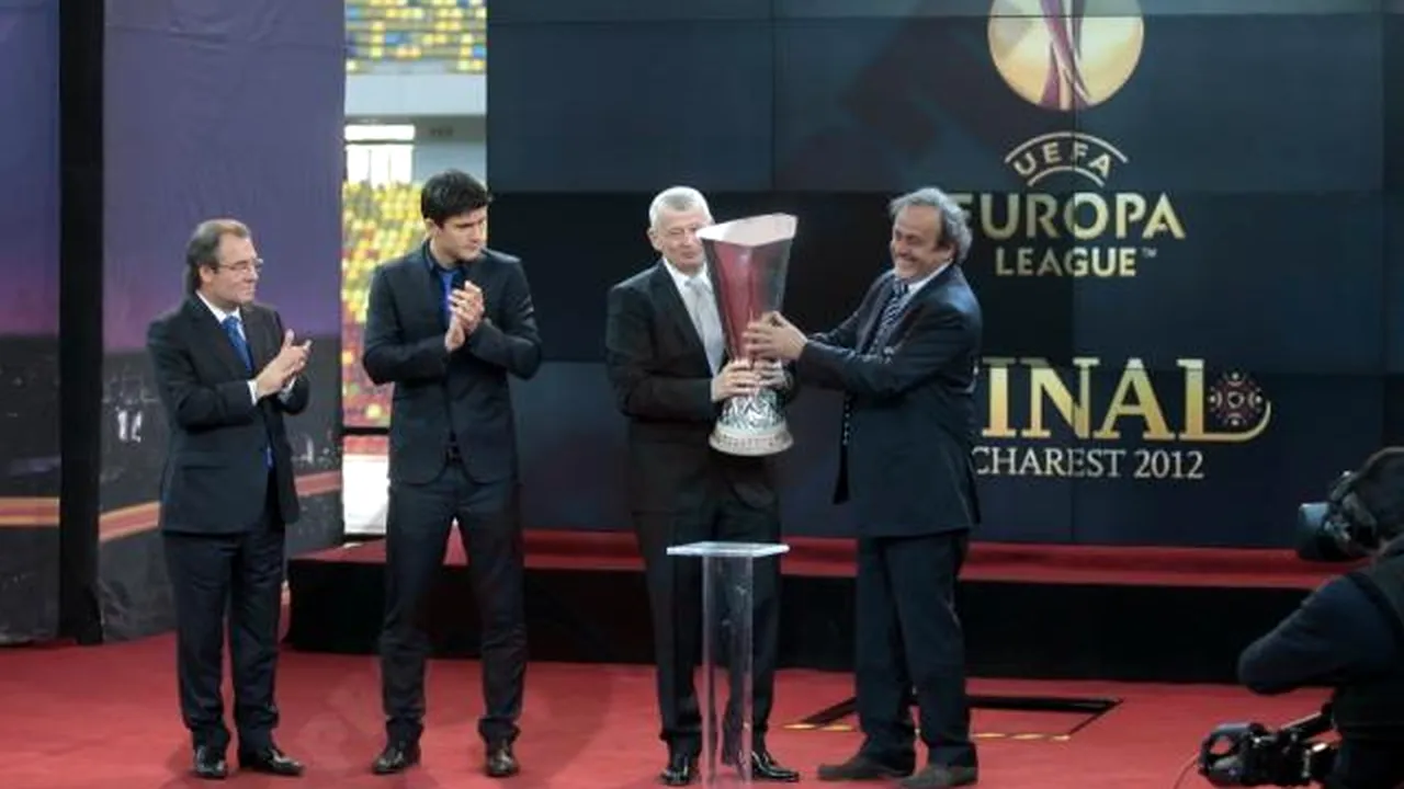Oprescu a primit trofeul Europa League de la Platini:** 