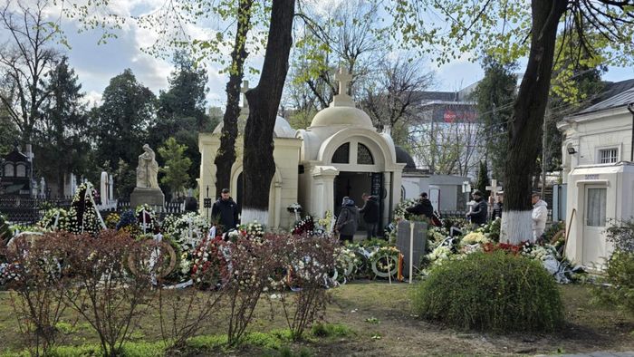 Cum arată cavoul lui Mircea Lucescu. Ce versuri sunt scrise pe piatra funerară