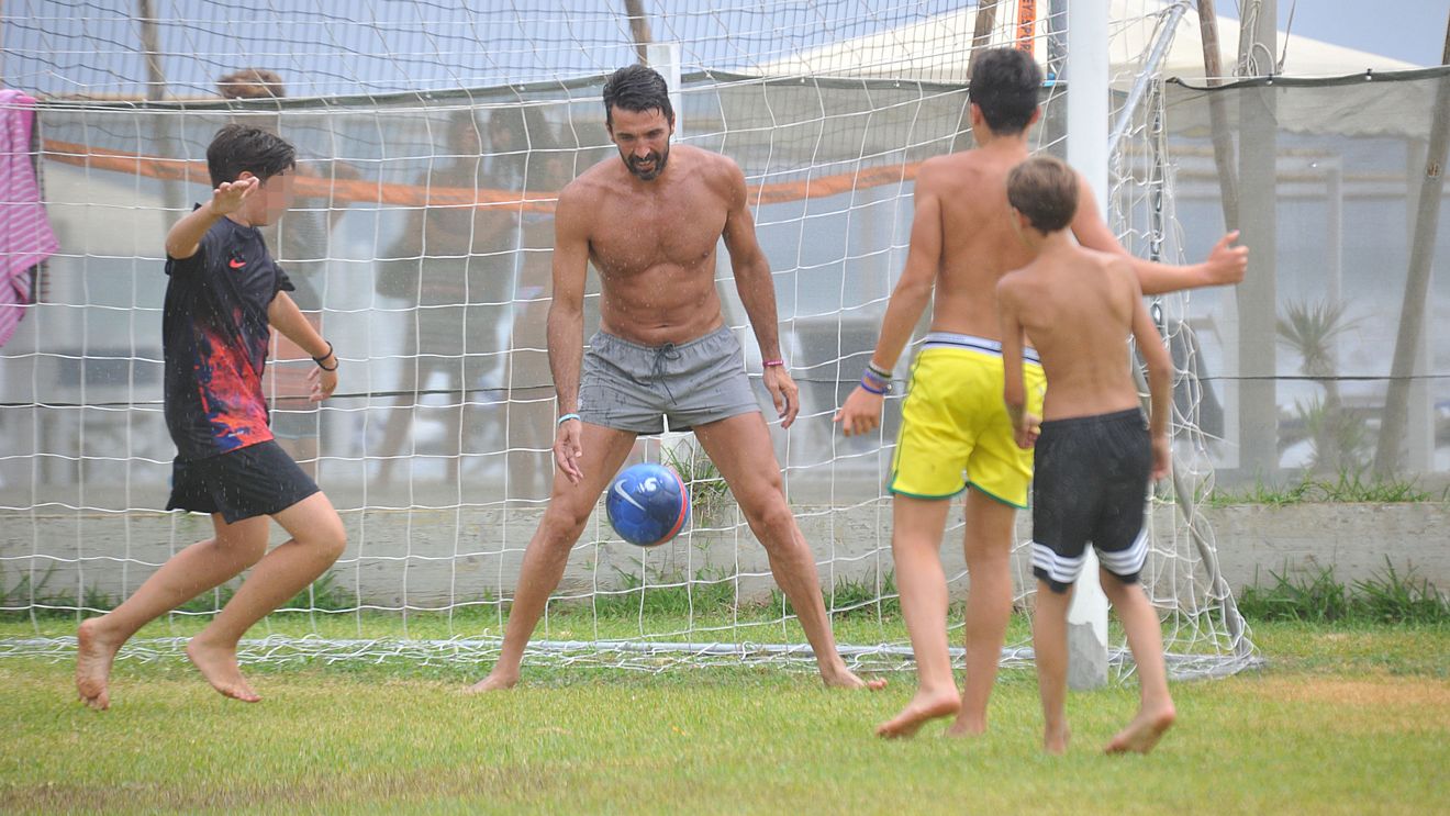 Cum e să n-ai portar și să se ofere legendarul Buffon?! Puștii n-au zis nu :)  VIDEO | Imagini superbe cu starul Italiei în vacanță