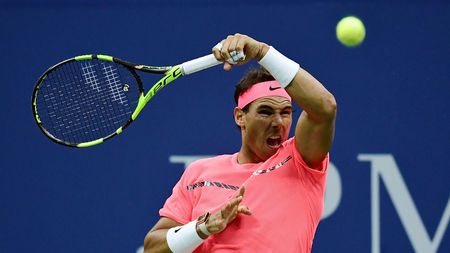 US Open | Roz-neon și emoții în primul set pentru Nadal în drumul spre turul doi de la New York: spaniolul a ridicat nivelul și și-a făcut meciul ușor, la adăpostul acoperișului