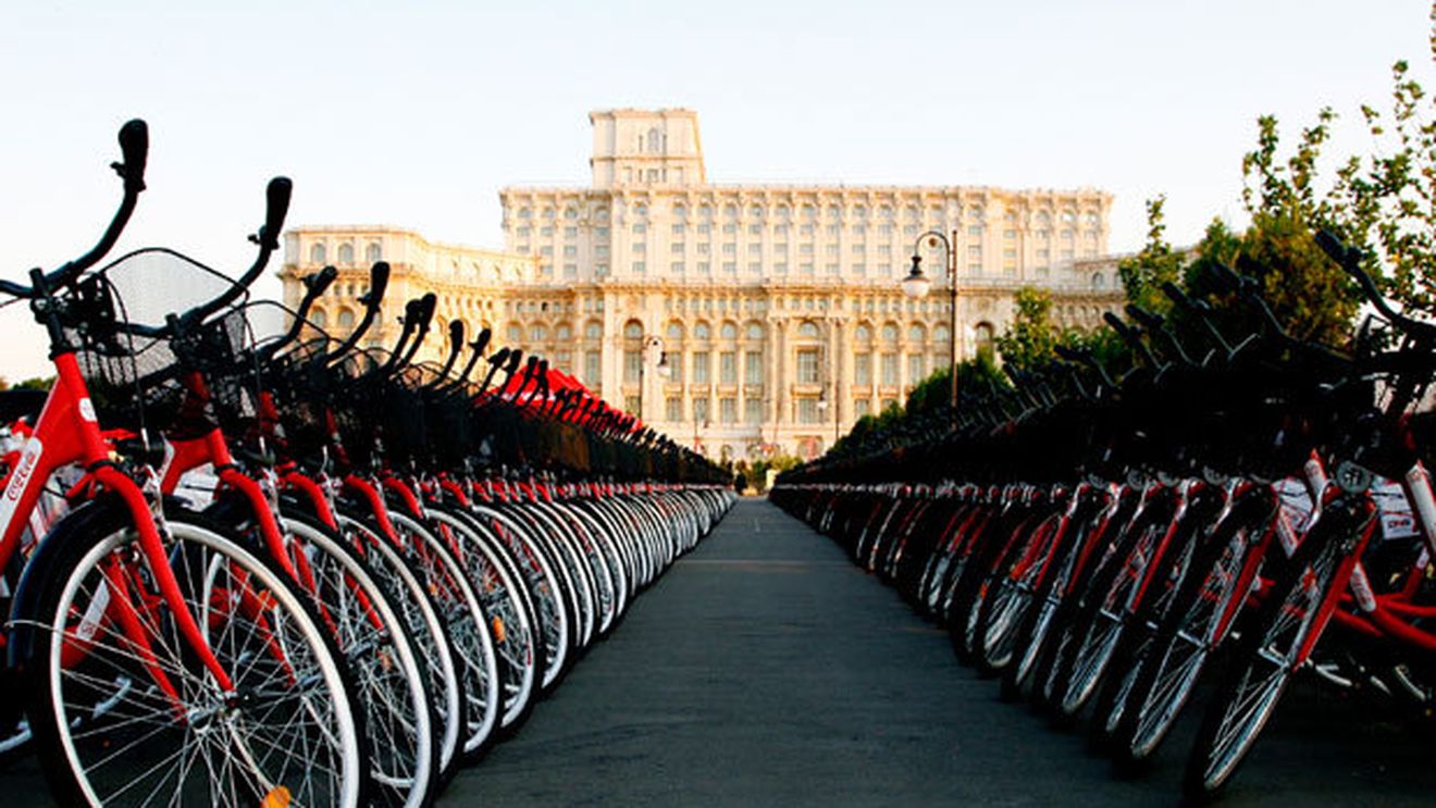 "Bicicleta rosie", turul ciclist pentru amatori în jurul Palatului Parlamentului